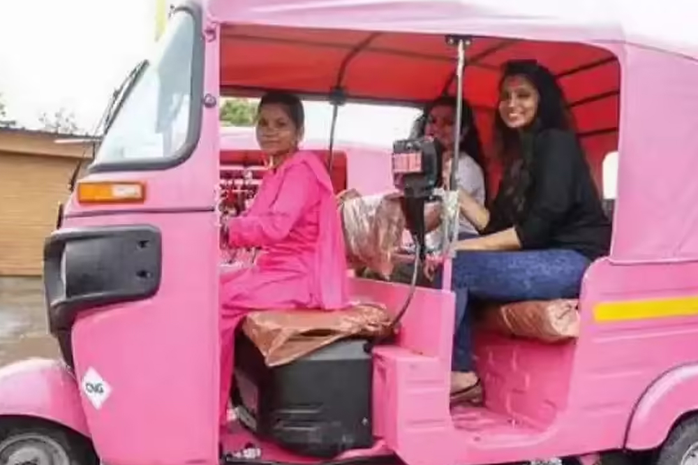 महिलांसाठी ‘पिंक ई-रिक्षा योजना’; रोजगार आणि सुरक्षिततेचा नवा मार्ग